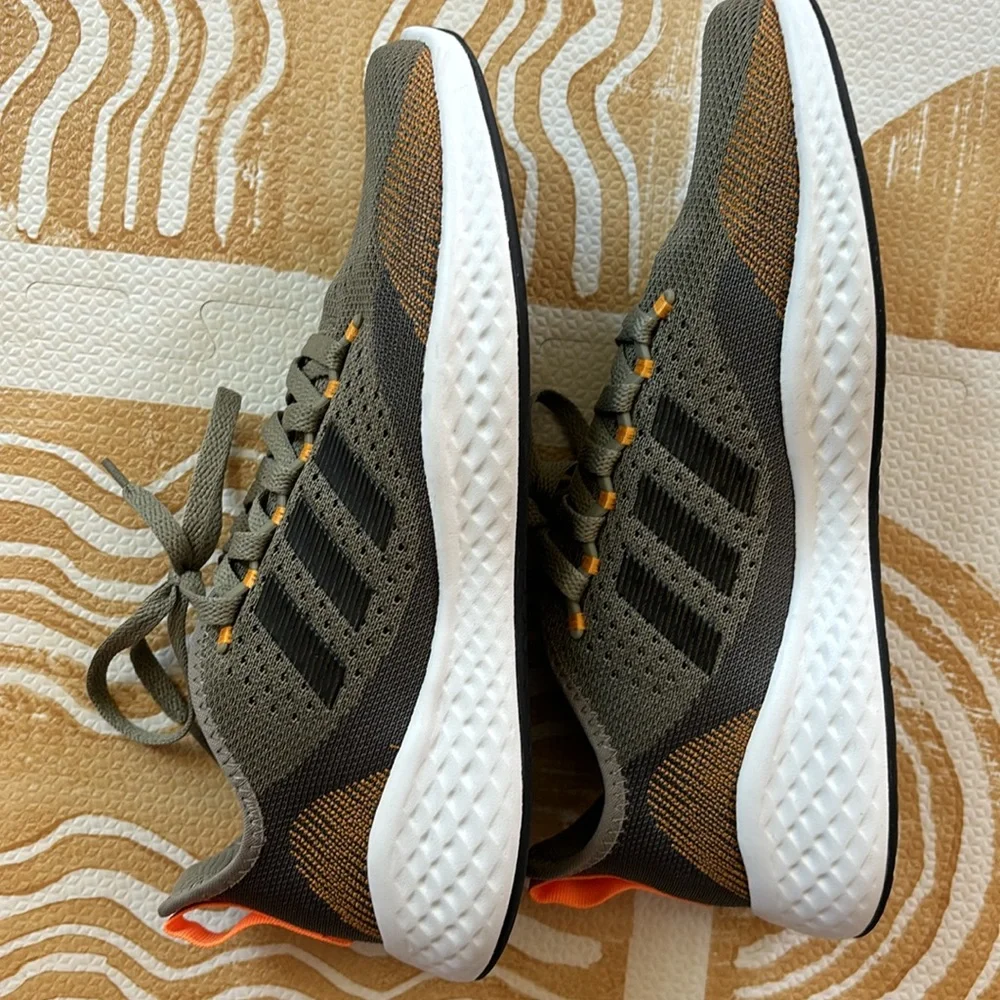 Adidas bounce shoes brand new, never worn. - Picture 6 of 6